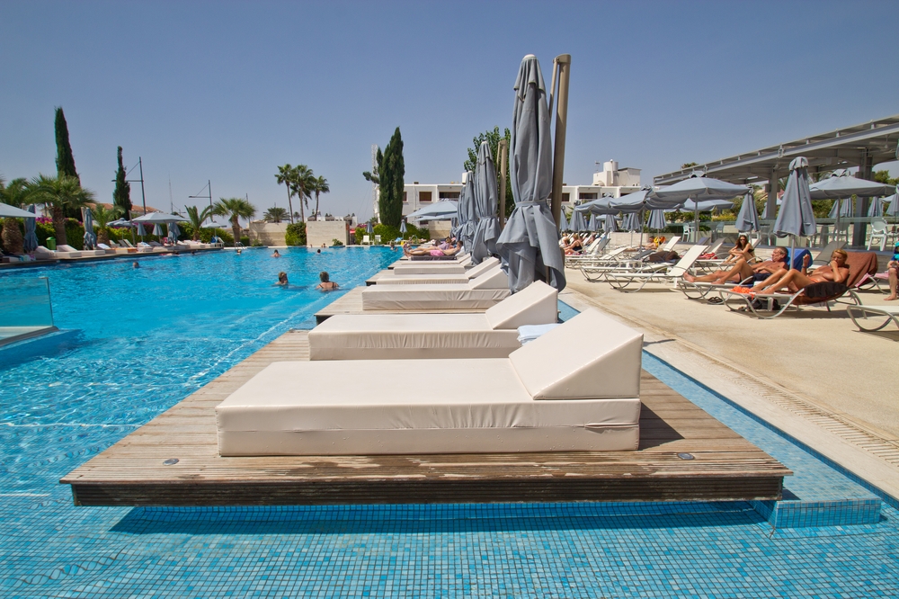 Nestor Hotel Agia Napa Liegebett im Pool