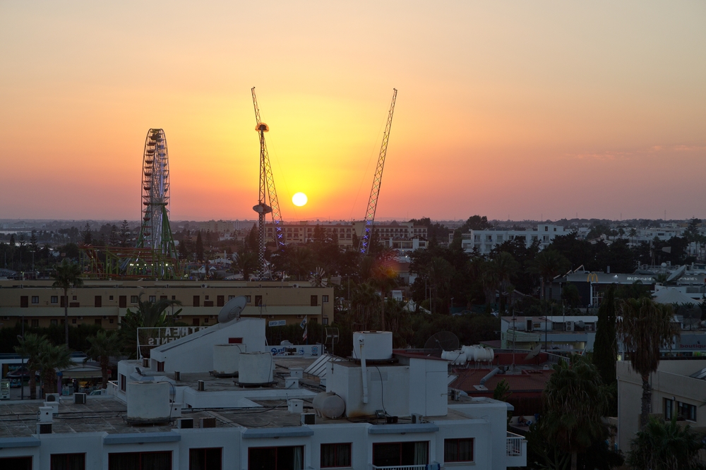 Zypern Agia Napa Sonnenuntergang über dem Vergnügungspark